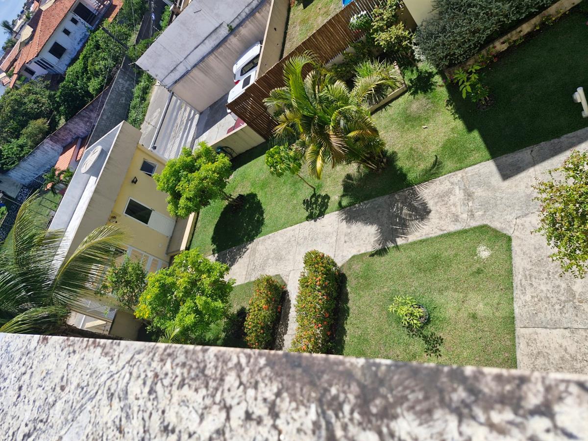 village-alugar-itapua-rua-flamengo (2) Fachada de village moderno para alugar em Itapuã com jardim frontal