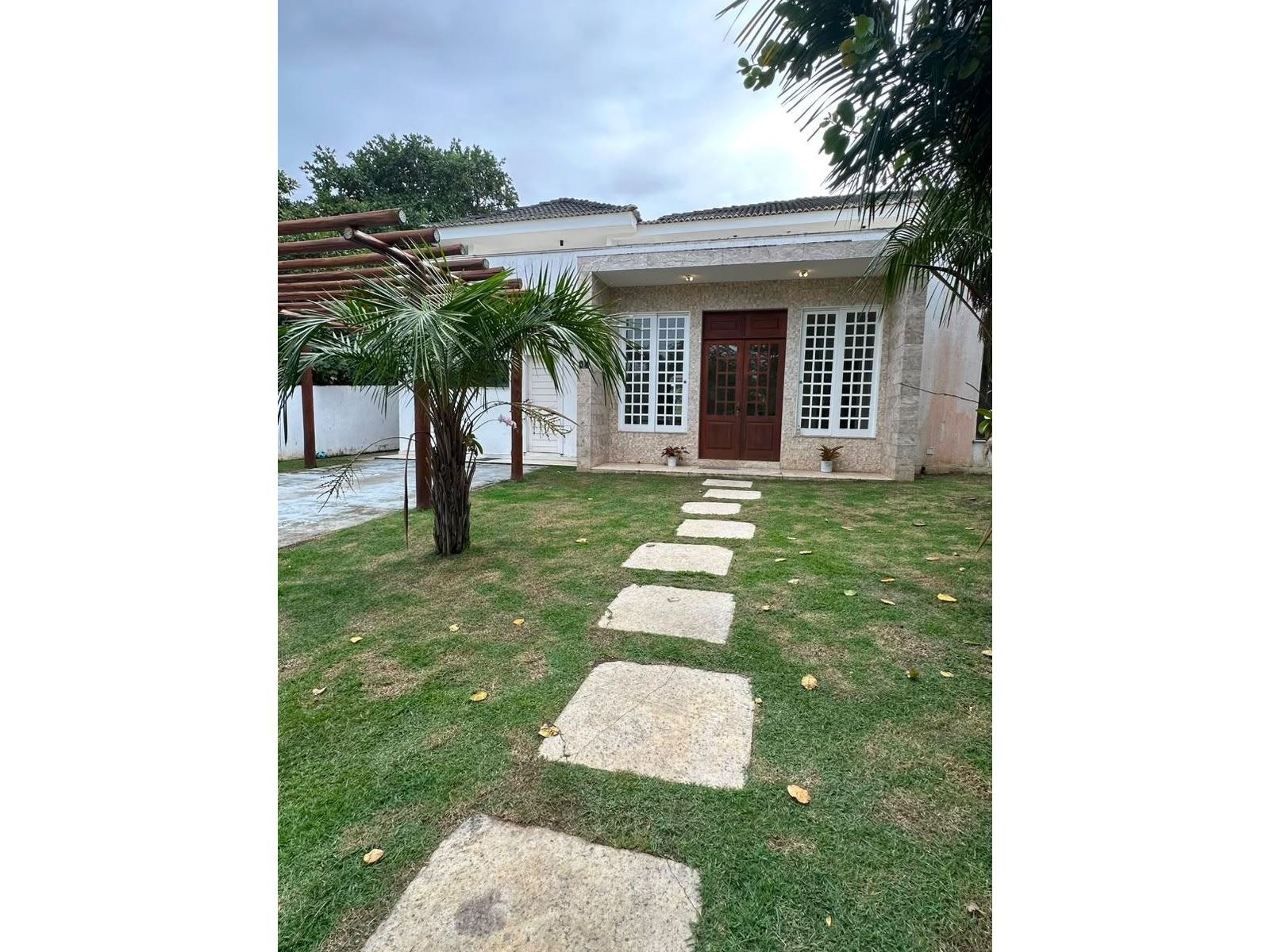 Casa à Venda com 4 Suítes e Piscina no Condomínio Busca Vida, Camaçari