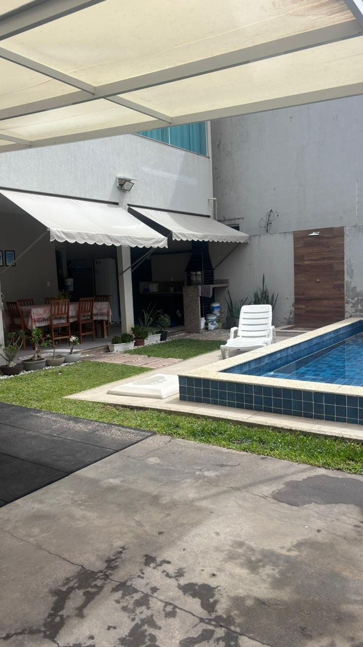 Piscina, gramado e área gourmet com churrasqueira da casa à venda em Vilas do Atlântico