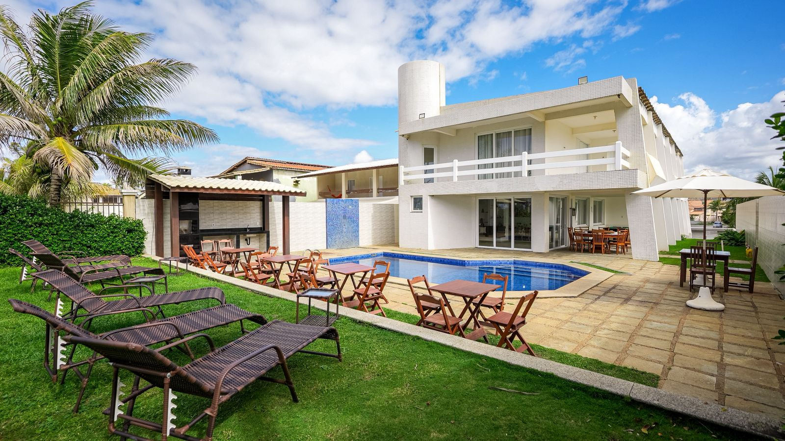 Casa à Venda de 7 Suítes Frente ao Mar em Vilas do Atlântico