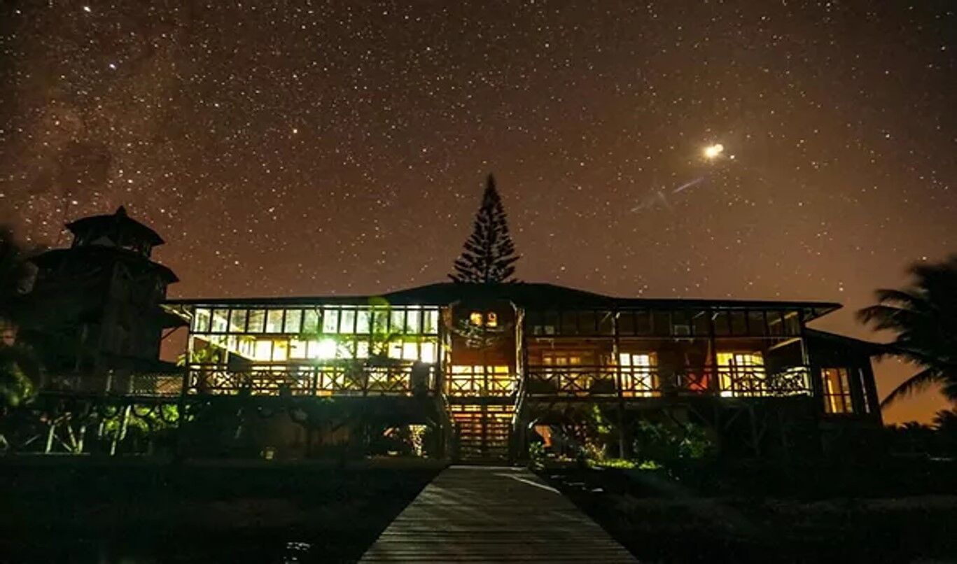 Casa de alto padrão em Ponta da Areia — 8 quartos · 10 vagas · 700 m²